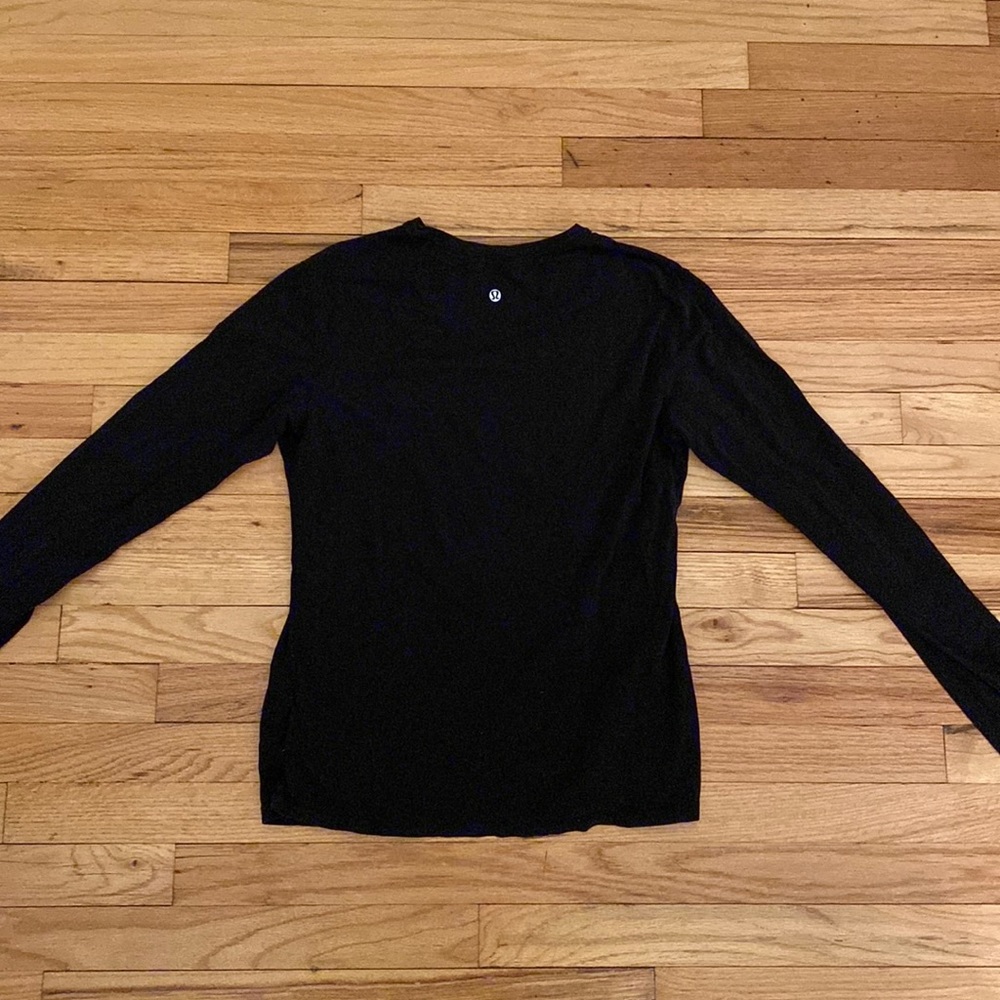 Black long sleeve lululemon shirt